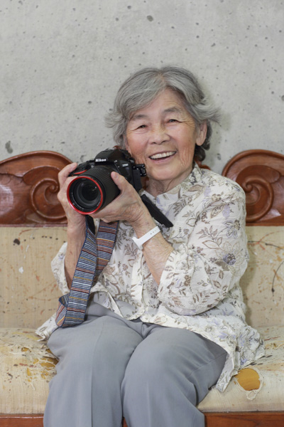 92歳の写真家 自撮りおばあちゃん 西本喜美子さん Youtubeでも人気 おとなの住む旅